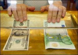 Euro cade sub 1,30 dolari, cel mai redus nivel din ianuarie