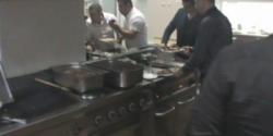 La Palatul RSR, a fost chemată Poliţia de către oamenii revoltaţi că ar fi primit mâncare alterată