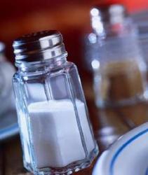 Consumul excesiv de sare face mai multe victime decât băuturile dulci